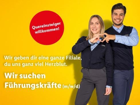 Stellv. Filialleiterin und Filialleiter machen ein Herz.