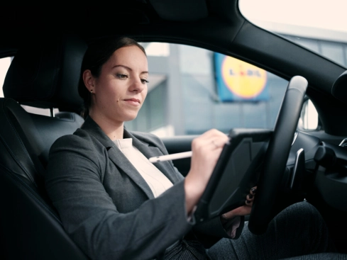 Verkaufsleiterin im Auto
